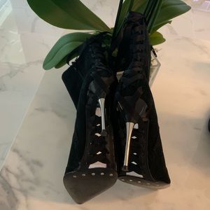 🖤👢Steve Madden black suede lace up booties!🖤👢